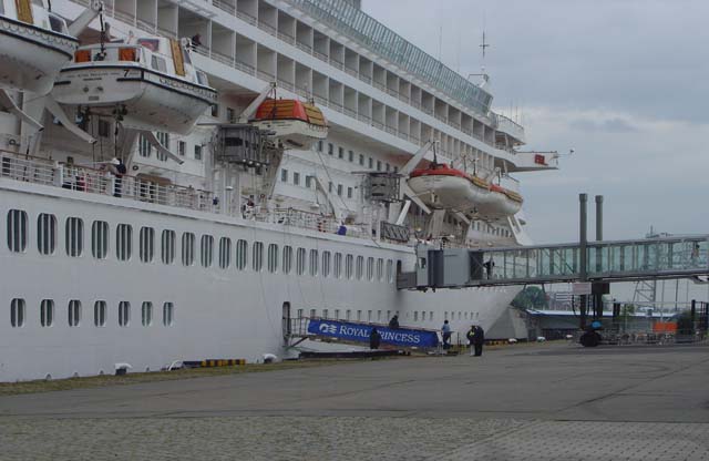 Cruiseschip ms Royal Princess van Princess Cruises aan de Cruise Terminal Rotterdam